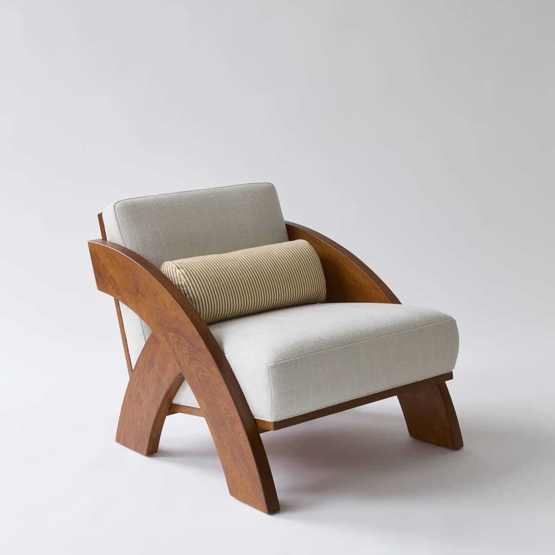sillon minimalista de madera con cojines para exterior y cojin decorativo de respaldo
